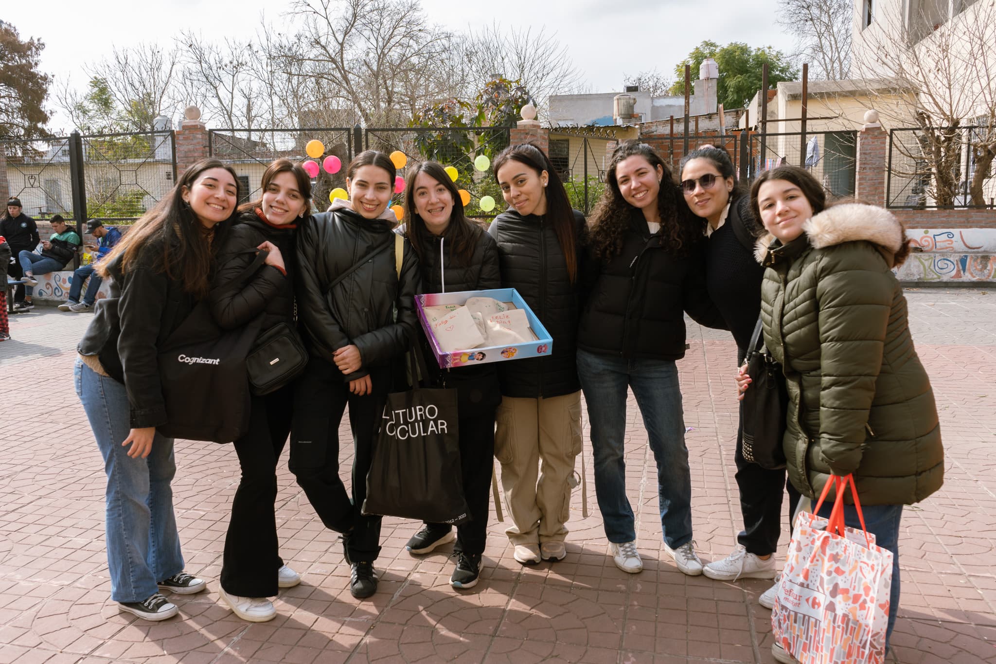 Equipo de voluntarios de Undood Argentina trabajando con niños
