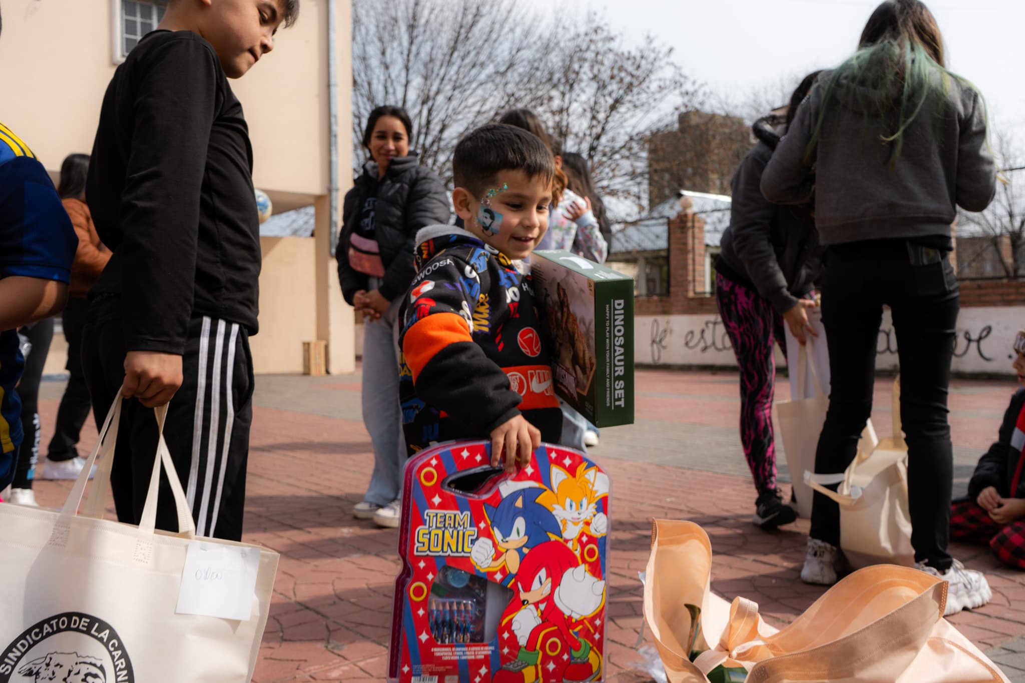 Personas colaborando con Undood en actividades comunitarias