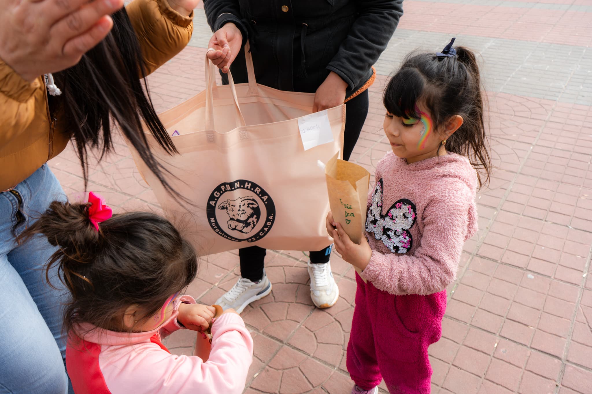 Actividades de apoyo y donaciones para niños de Undood